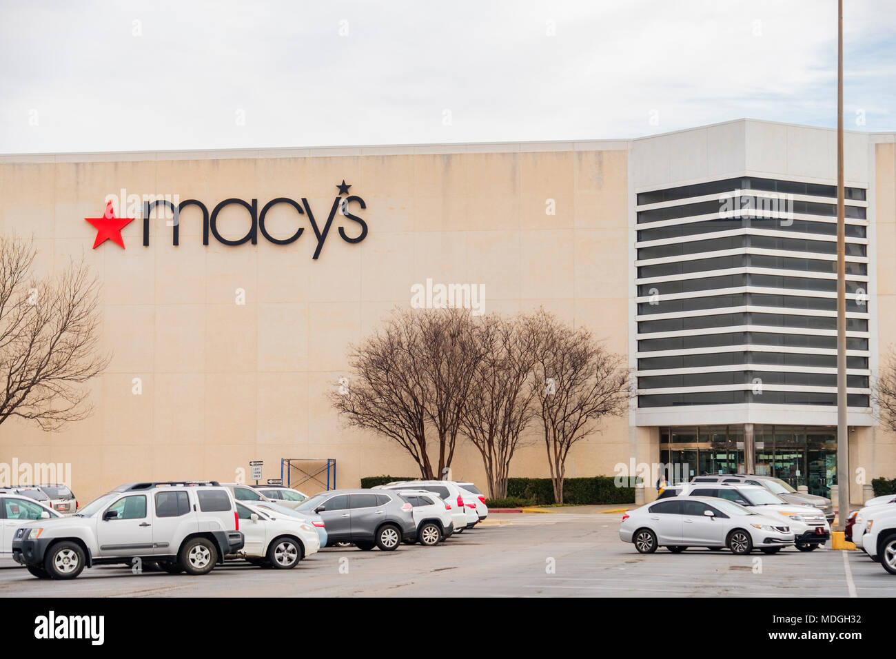 The exterior and parking lot of a Macy's department store in Penn Square Mall in Oklahoma City, Oklahoma, USA. Stock Photo