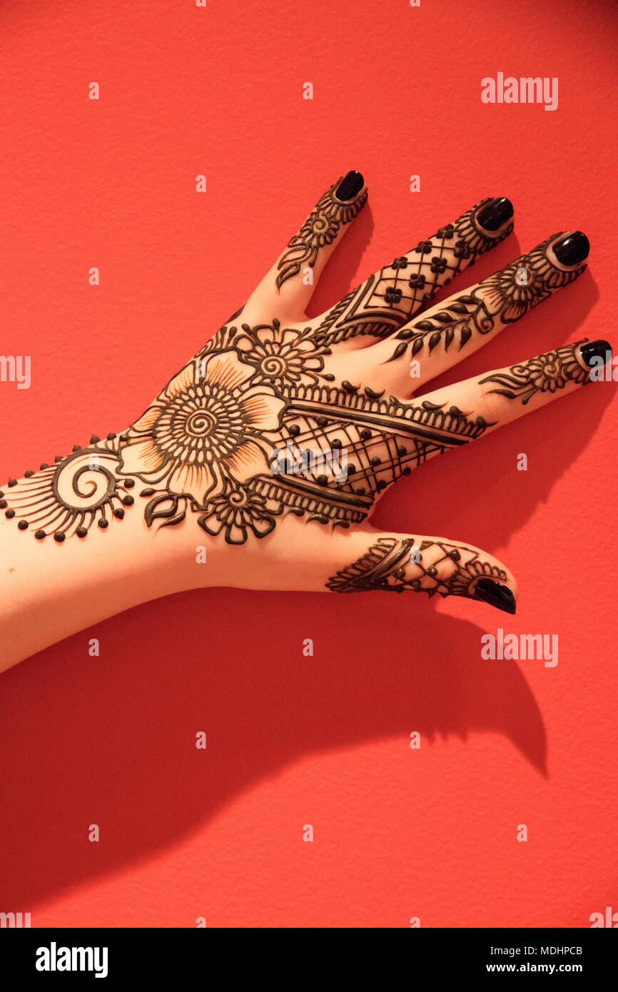 160+ Simple Mehndi Designs Perfect For Minimalist Brides! - ShaadiWish