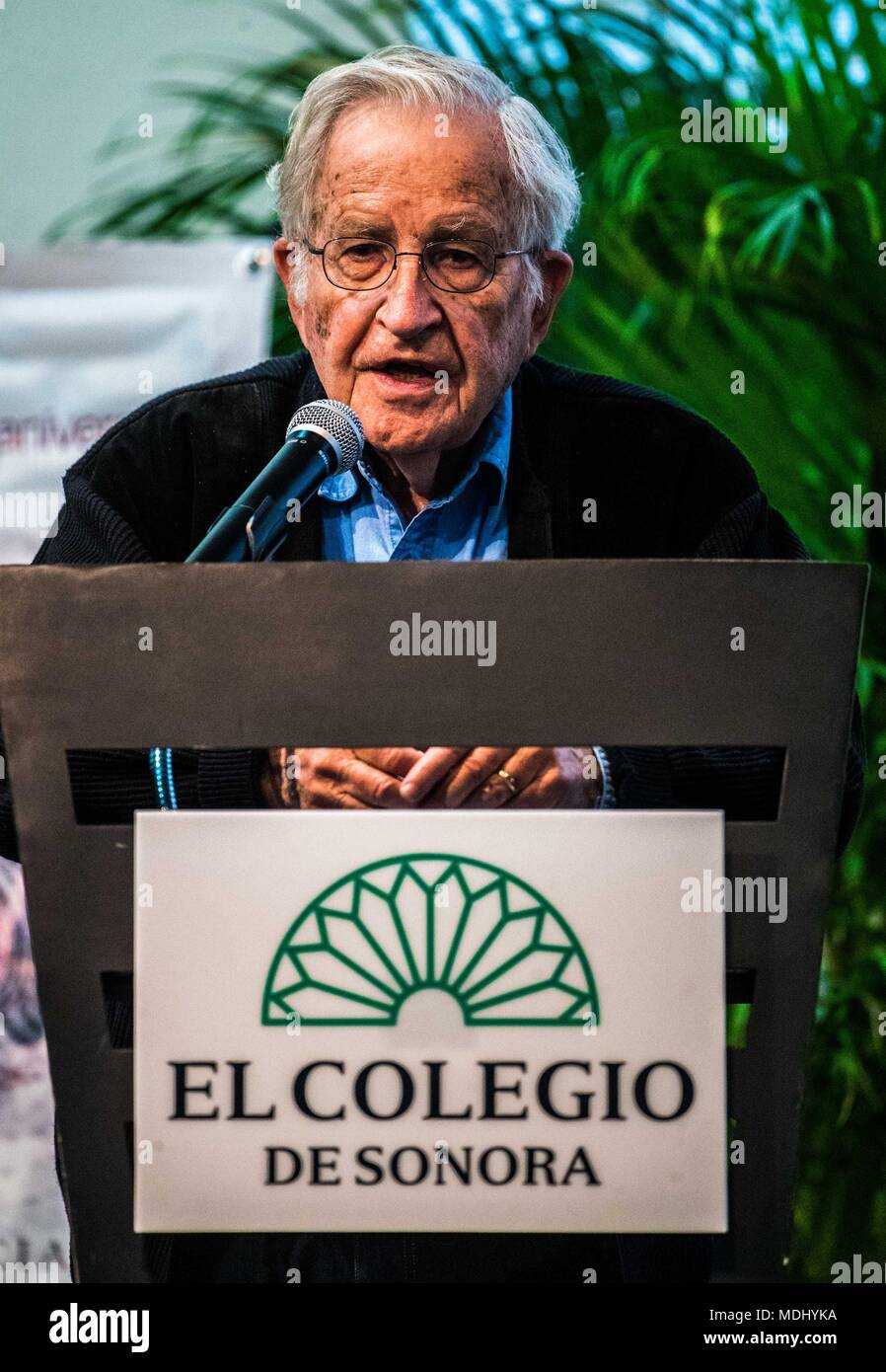 Noam Chomsky, ofrecio la conferencia titulada Gangter Capitalism y resistencias transfronterizas,  organizada por el Colegio Sonora en el Centro de la Stock Photo