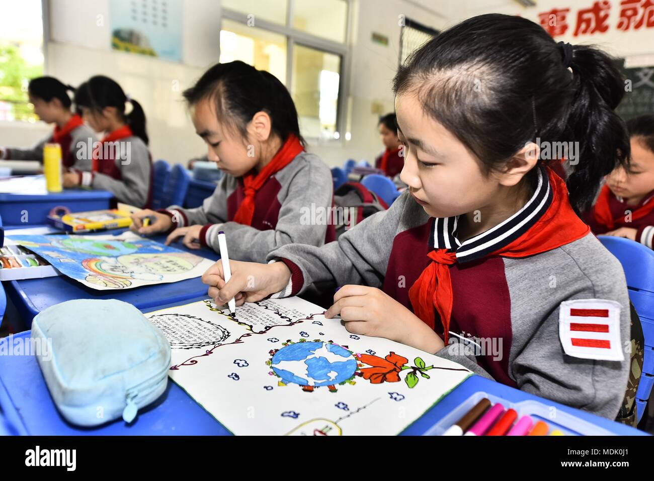 Hefei, China's Anhui Province. 19th Apr, 2018. Students take part in a  drawing activity for the upcoming Earth Day at Xincheng Primary School in  Jinggang Town of Shushan District in Hefei City,