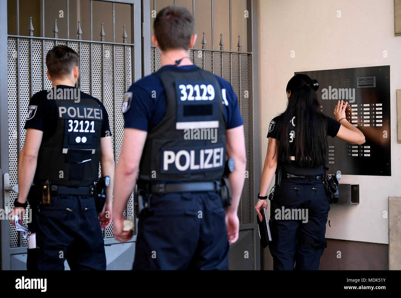 Berlin, Germany. 20th Apr, 2018. 20 April 2018, Germany, Berlin: Police officers evacuates an apartment block on Scharnhorststrasse in preparation for the disposal of a WWII bomb nearby. Photo: Britta Pedersen/dpa-Zentralbild/dpa Credit: dpa picture alliance/Alamy Live News Stock Photo