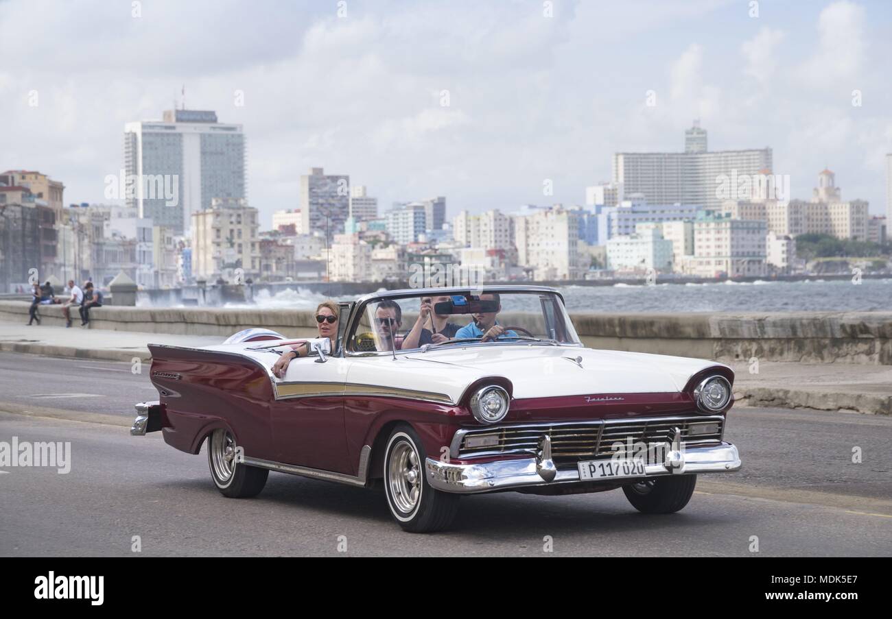 Havanna, 17th Nov, 2017. An old convertible drives in beautiful scenery the famous Malecon in Havana. (17 November 2017) | usage worldwide Credit: dpa/Alamy Live News Stock Photo - Alamy