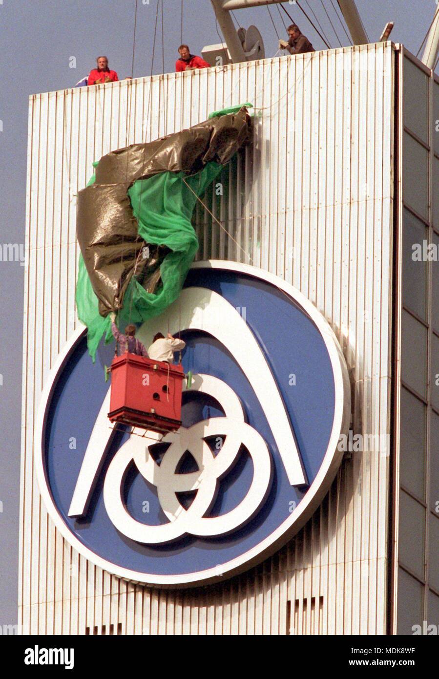 Workers unveil the new emblem at the headquarters of Thyssen Krupp AG on March 17, 1999 in Dusseldorf. With the entry of the new Thyssen Krupp AG (Dusseldorf) into the commercial register in Dusseldorf, the merger of Thyssen AG (Duisburg) and Fried. Krupp AG Hoesch-Krupp (Essen/Dortmund) took effect retroactively on 1 October 1998. | usage worldwide Stock Photo