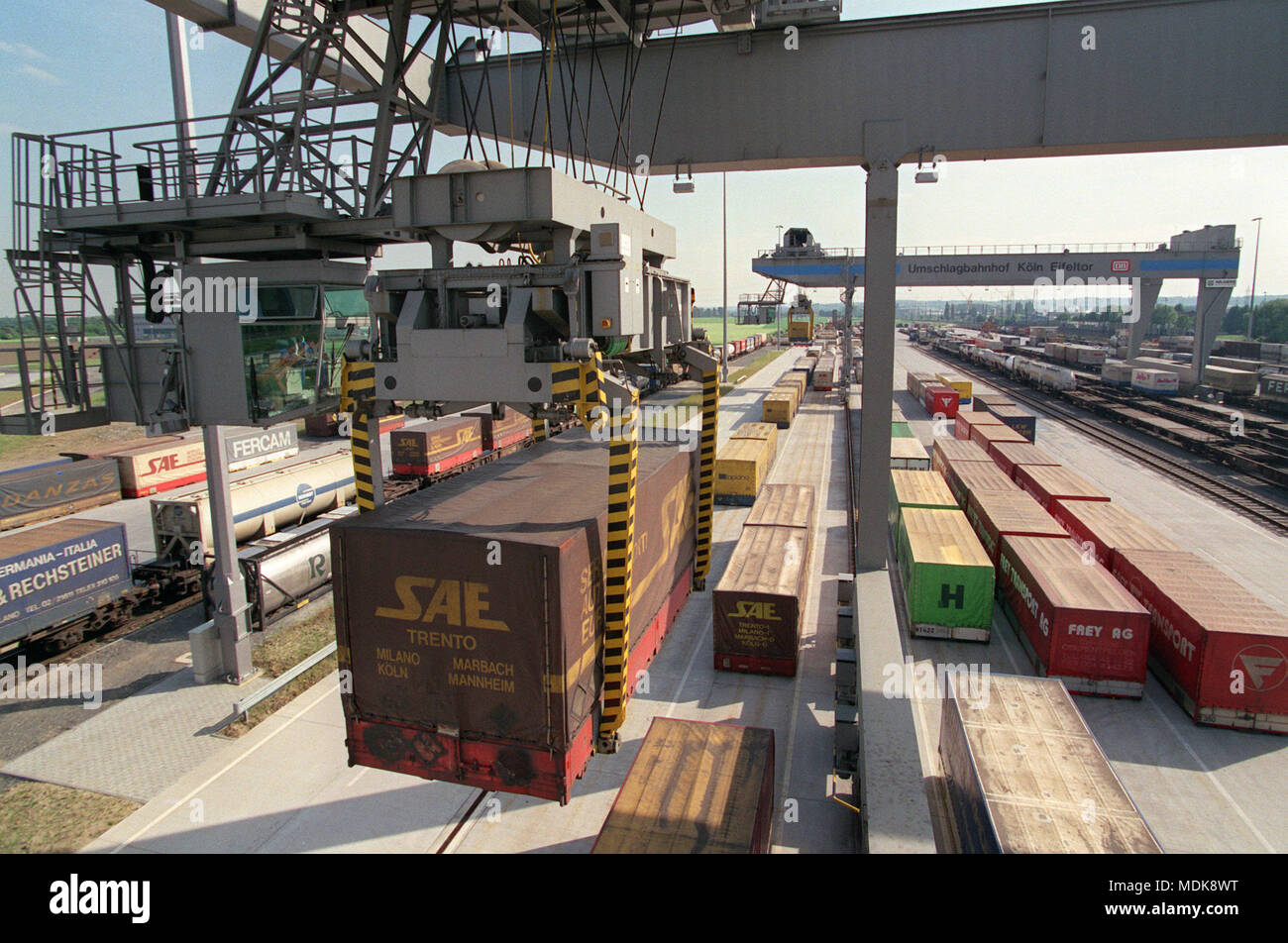 A loading crane at the station Koln Eifeltor loads a container, which is  then loaded onto a freight train. Recording from 30.05.1994. Photo: Roland  Scheidemann (c) dpa - report | usage worldwide