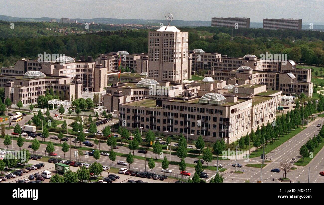 View of the Daimler-Benz headquarters in Stuttgart Mohringen, 7.5.1998). The mega-merger of Daimler-Benz and Chrysler is perfect. Both companies want to merge until the end of the year to the third-largest automaker in the world. This was announced by the companies on 7.5.1998 with. The number of employees is to be increased due to excellent growth prospects. Factory closures or layoffs are not planned, it is said. | usage worldwide Stock Photo