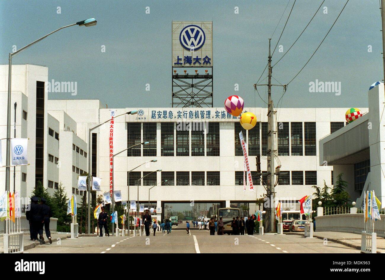 View of the plant of 'Shanghai Volkswagen Automotive Company Ltd.' (SVW). On the 10th anniversary of the joint venture 'Shanghai Volkswagen Automotive Company Ltd.' (SVW) on 20.4.95 was the first 'Santana 2 000', a newly developed SVW model in the presence of VW CEO Ferdinand Piech, responsible for Asia-Pacific VW management Martin Posth and the President of the Chinese joint venture partner 'Shanghai Automotive Industry', Lu Ji-An, brought off the assembly line. Furthermore, a paint shop was inaugurated. | usage worldwide Stock Photo