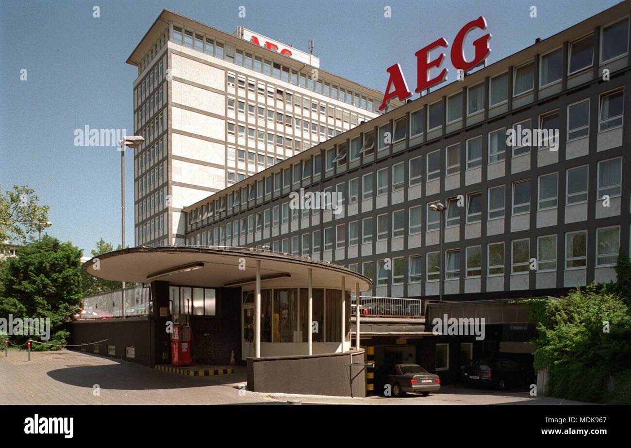 The picture taken on 2.6.1996 shows the exterior view of the AEG headquarters in Frankfurt am Main, which will be closed at the end of the year. Of all places in Berlin, the Frankfurt-based electronics company AEG is taking the final step towards its resolution: there, after 113 years, the last annual general assembly of the long-established company about the stage is going on. On the agenda is the merger of the former Allgemeine Elektrizitats-Gesellschaft with the parent company Daimler-Benz, which becomes legally effective shortly after the entry into the Stuttgart commercial register - retr Stock Photo