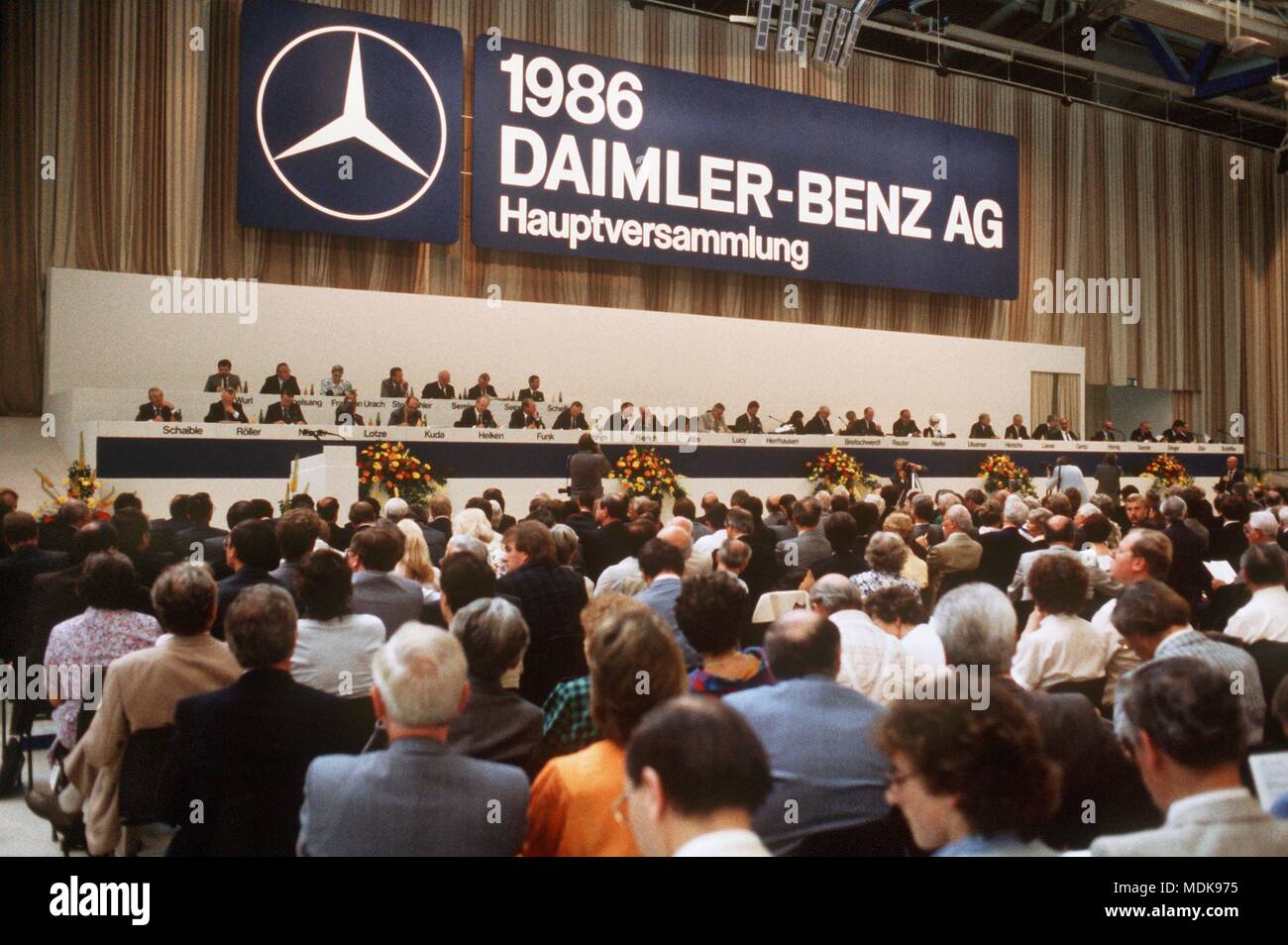 View into the event space during the Annual General Meeting of Daimler-Benz AG on July 2 in Stuttgart. At the Annual General Meeting, it was announced that the company is being managed by a completely reorganized management. After the takeovers of AEG, Dornier and MTU, Daimler-Benz AG is now the largest industrial company in Germany. | usage worldwide Stock Photo