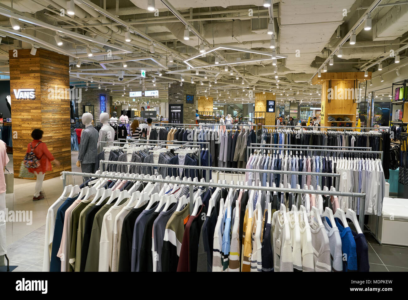 BUSAN, SOUTH KOREA - MAY 28, 2017: a Vans store at Lotte Department Store  Stock Photo - Alamy