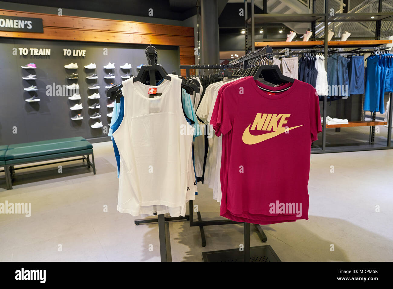 nike store t shirt