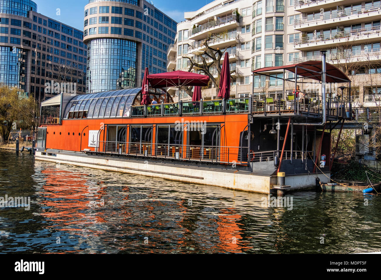 Berlin. Mitte, Patio restaurant. Floating boat restaurant on water of river Spree Stock Photo