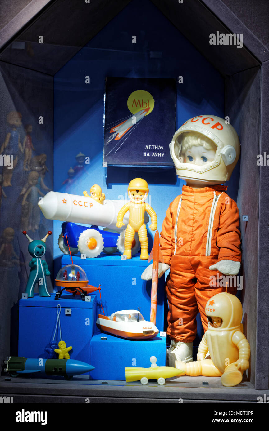 Vintage astronaut toy hi-res stock photography and images - Alamy