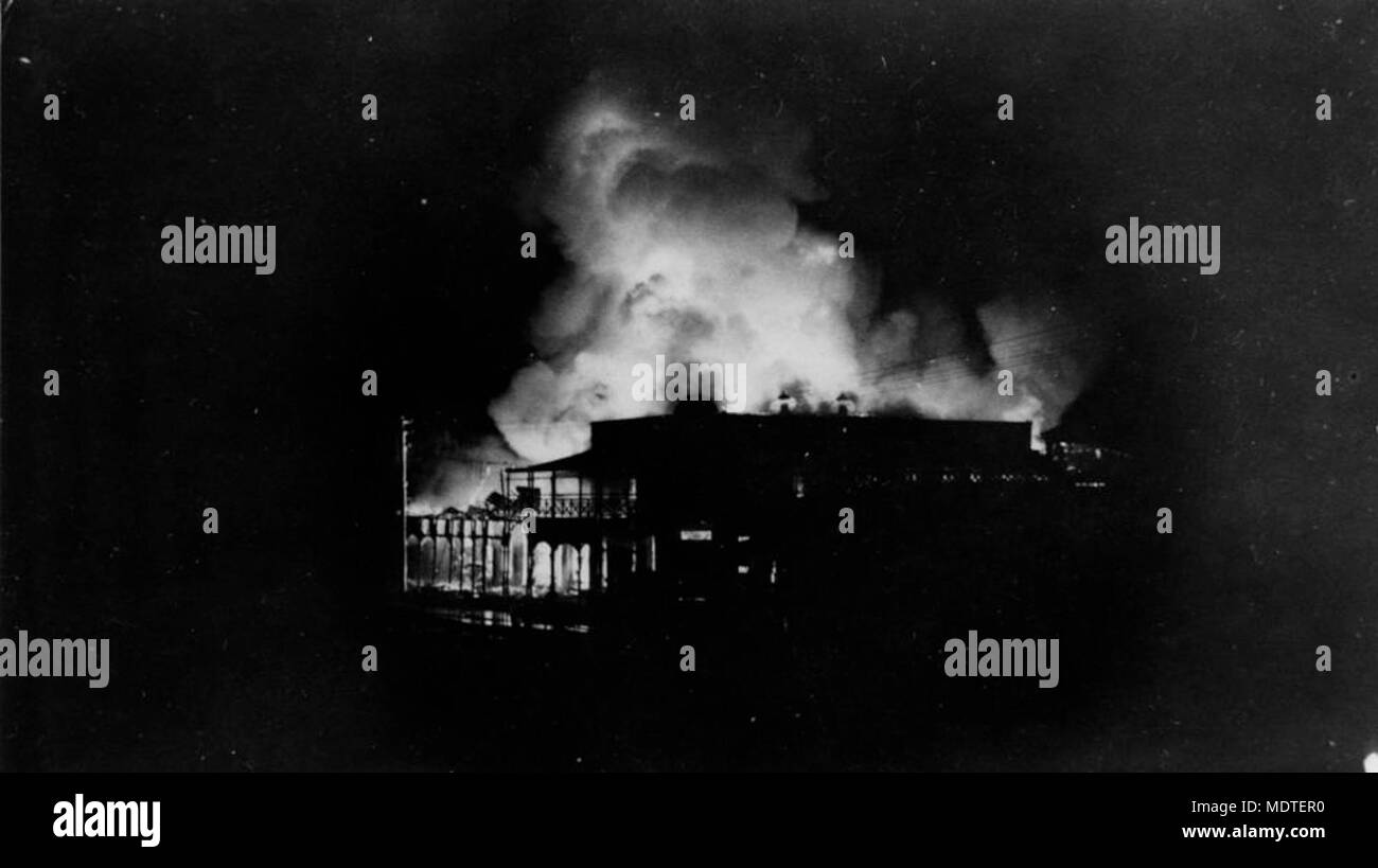 Royal Mail Hotel, Winton, Queensland ablaze in 1938. Stock Photo