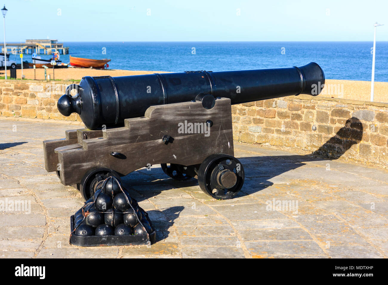 32 pounder cannon hi-res stock photography and images - Alamy