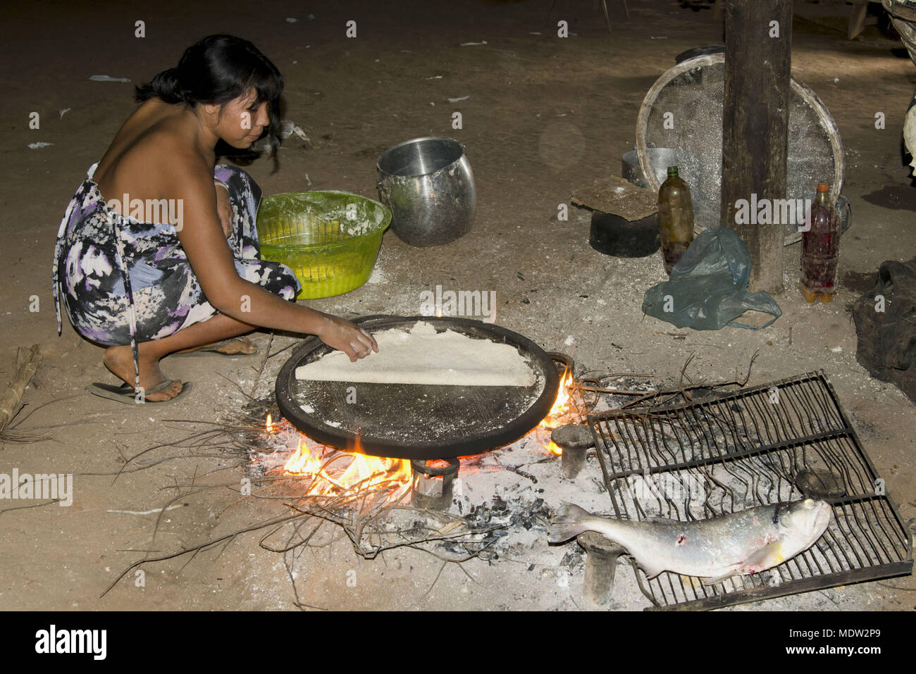 India Village Aiha Kalapalo baking cassava Brazilead - the Xingu Indigenous Park Stock Photo
