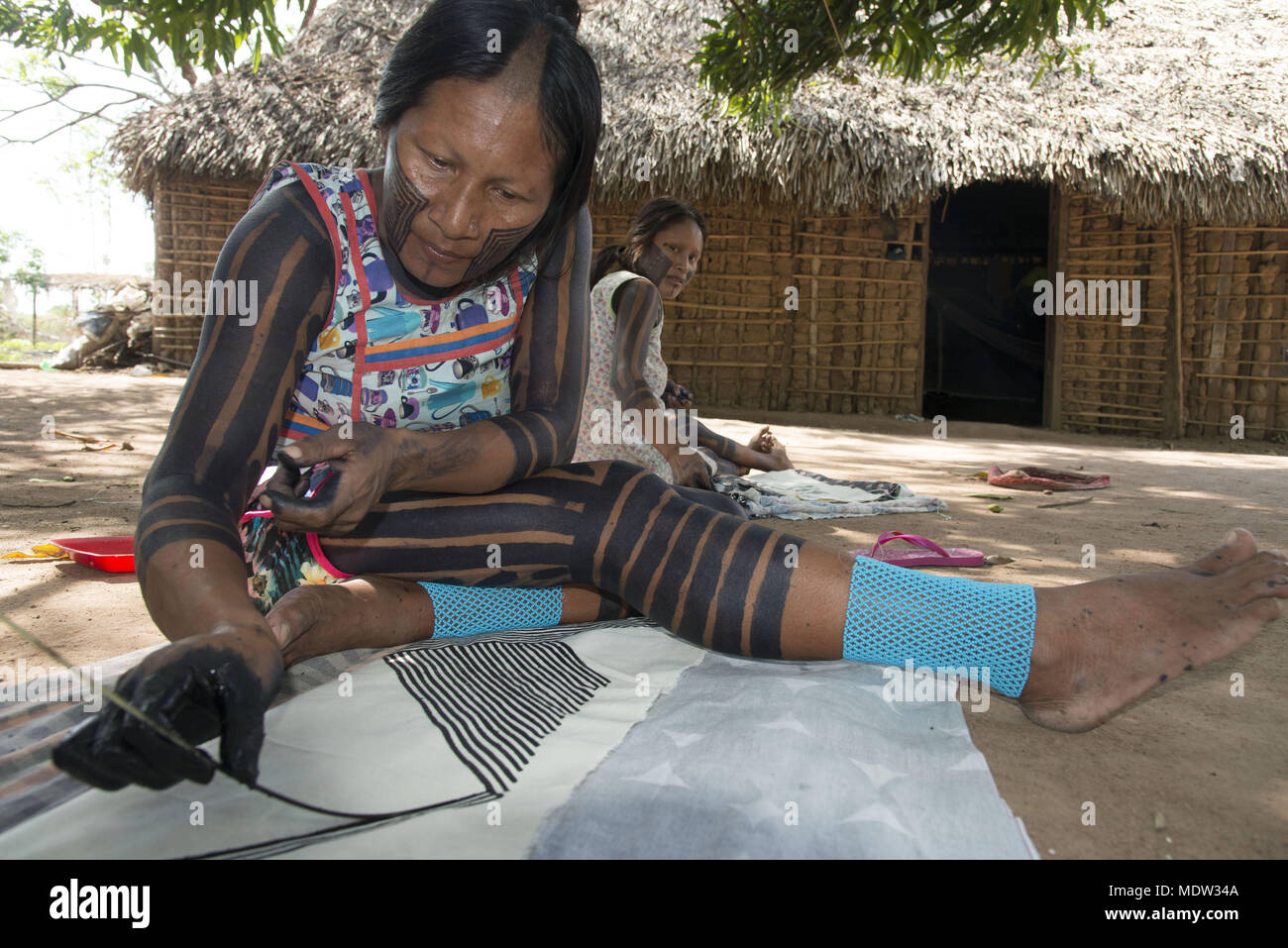 India Kayapó from the Moikarako village making faBrazilic painting Stock Photo