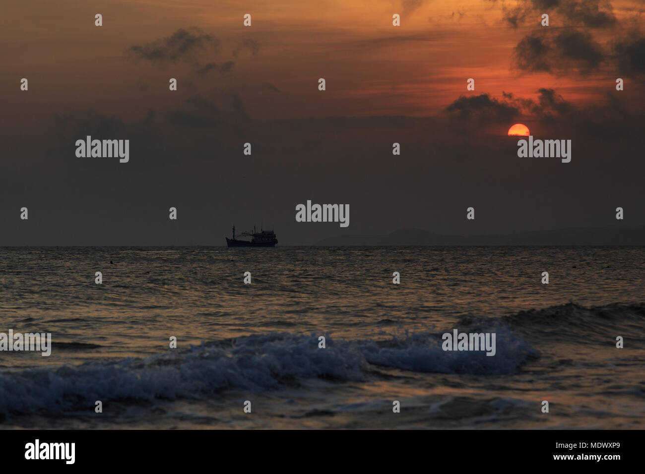 Fishing ship in sea sunset hi-res stock photography and images - Alamy
