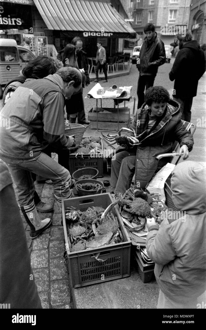 AJAXNETPHOTO. 1982. ST.MALO, FRANCE. - SEAFOOD VENDOR - SELLING FRESH CRABS ON THE STREETS OF THE OLD TOWN. PHOTO:JONATHAN EASTLAND/AJAX REF:821007 F5153 Stock Photo
