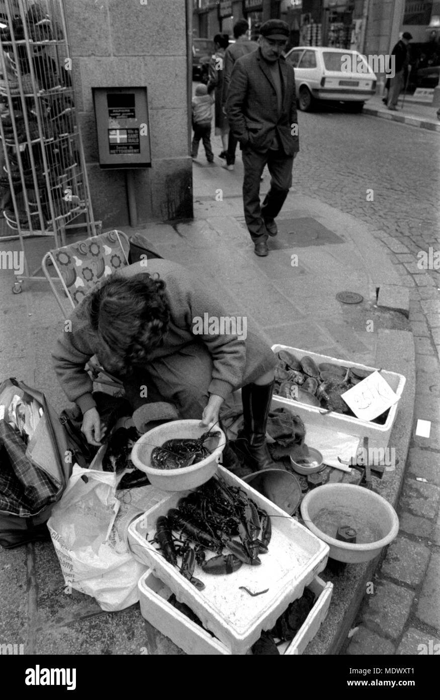 AJAXNETPHOTO. 1982. ST.MALO, FRANCE. - SEAFOOD VENDOR - SELLING FRESH LOBSTER ON THE STREETS OF THE OLD TOWN. PHOTO:JONATHAN EASTLAND/AJAX REF:821007 F5156 Stock Photo