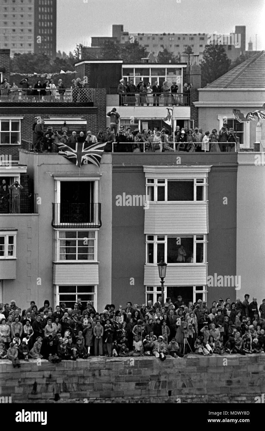 AJAXNETPHOTO. JUNE, 1977. PORTSMOUTH, ENGLAND. - CROWDED WALLS - HOT WALLS AND HOUSE BALCONIES IN OLD PORTSMOUTH FILLED WITH PEOPLE SPECTATING THE DEPARTURE OF SHIPS HEADING FOR SPITHEAD ANCHORAGE AND QUEEN'S SILVER JUBILEE REVIEW. PHOTO:JONATHAN EASTLAND/AJAX REF:77 18001 Stock Photo