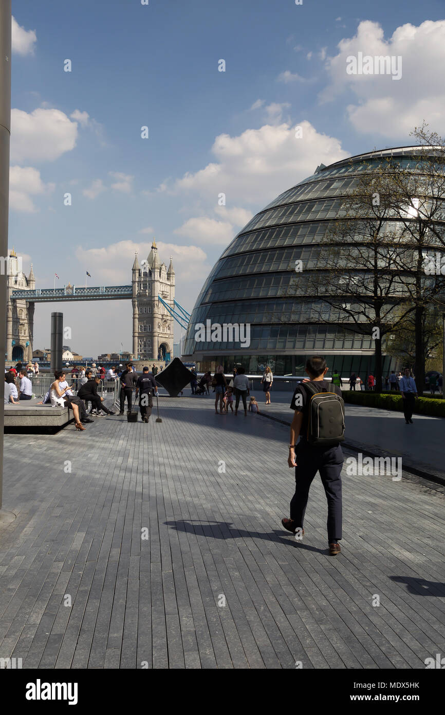 Kids playing in sunshine london hi-res stock photography and images - Alamy