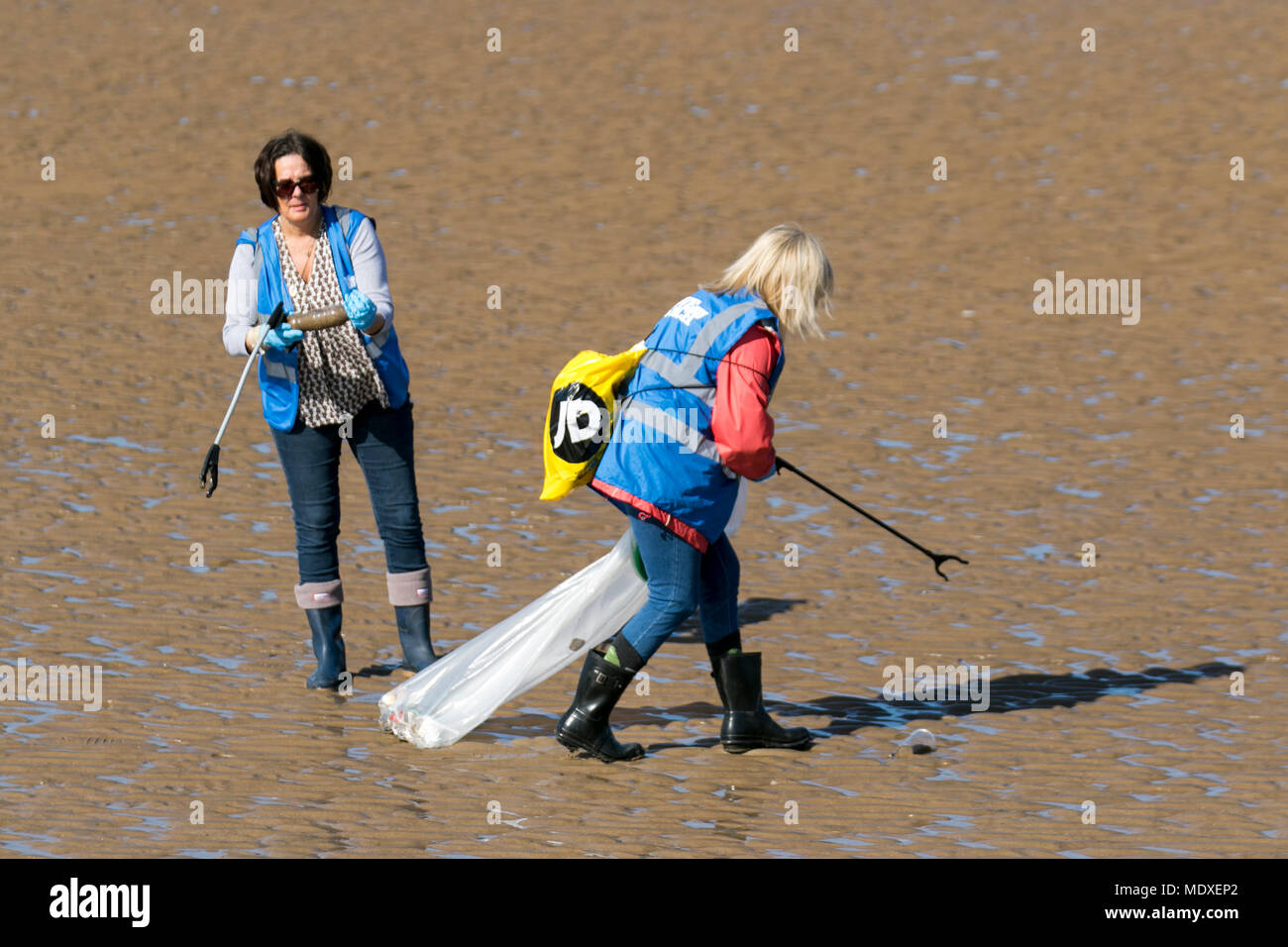Blue bottle washed up on beach hi-res stock photography and images - Alamy
