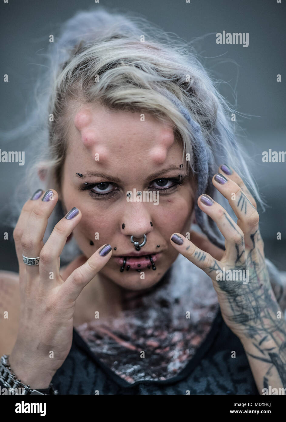 Frankfurt, Germany. 21st April, 2018. Suma presents her tattoos at a