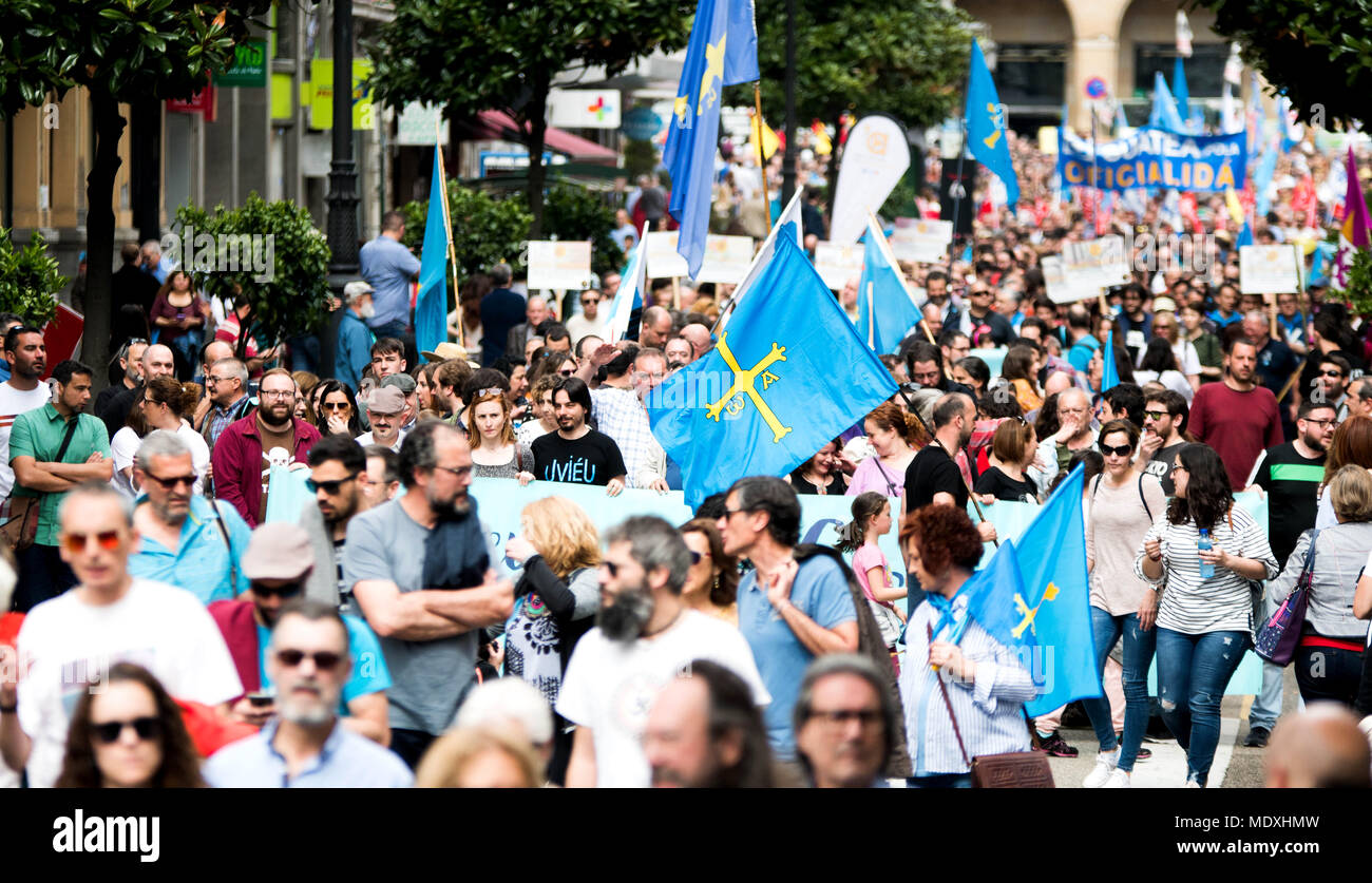 Oviedo, Spain. 21st April, 2018. Thousands of demonstrators march during the demonstration for the officiality of Asturian langauge,  a West Iberian Romance language spoke in Asturias, Spain on April 21, 2018. in Oviedo, Spain. Credit: David Gato/Alamy Live News Stock Photo