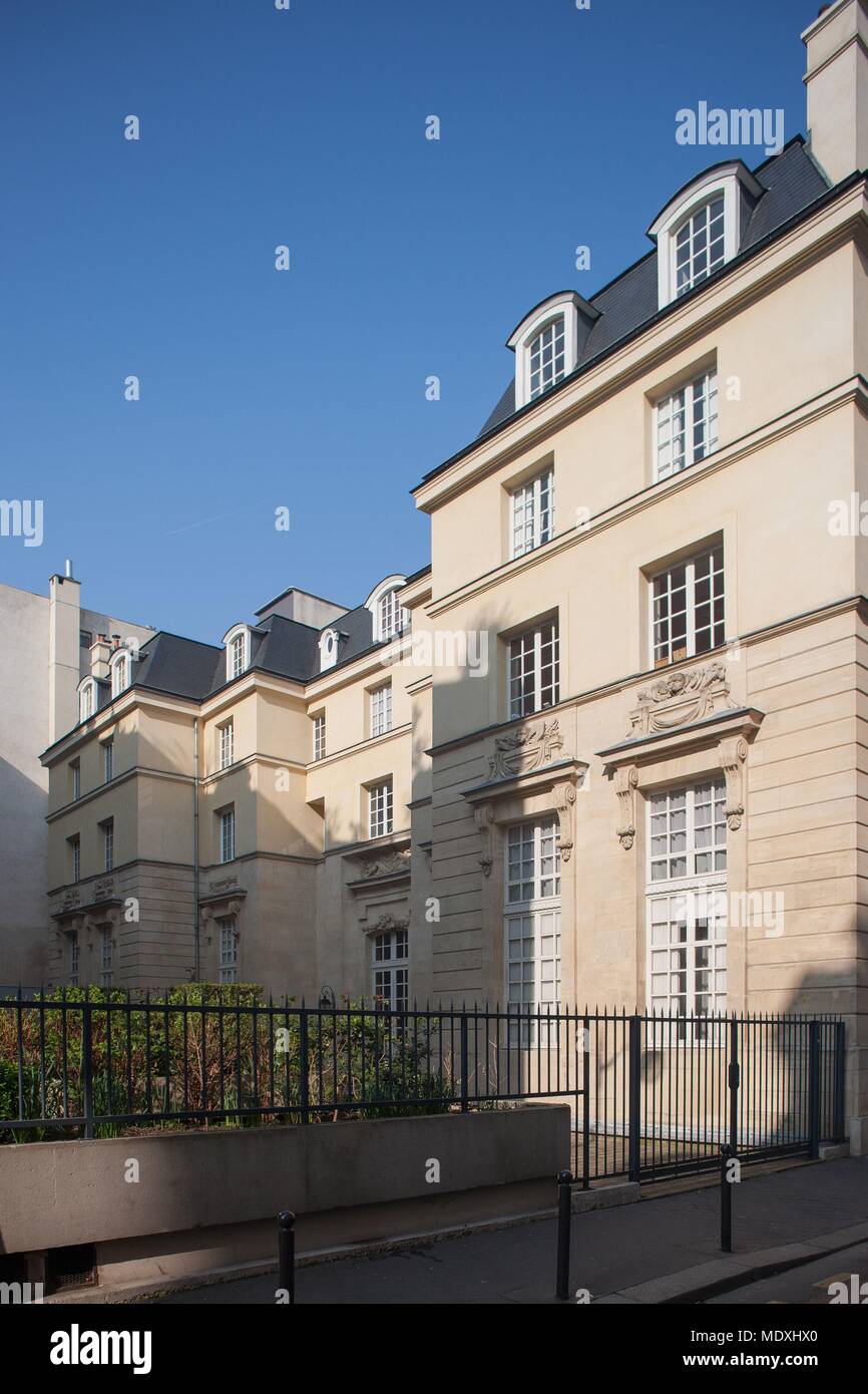 Paris, 51-53 rue de Charonne, Hotel de Mortagne, manufacture de velbears  Gaspard Gregoire Stock Photo - Alamy