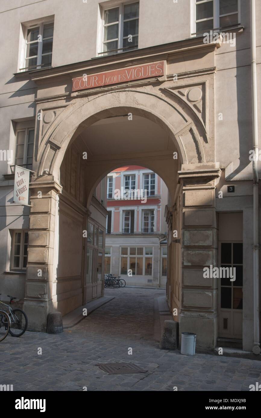 Paris, 5 rue de Charonne, Cour Saint Joseph, former workshops Stock Photo -  Alamy