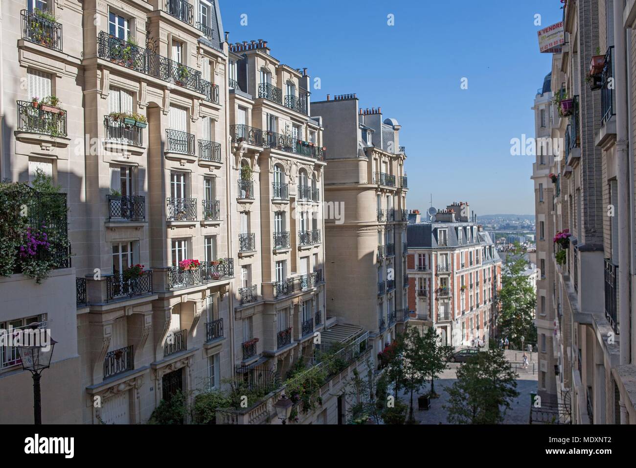 Comestibles Rue Du Mont Cenis