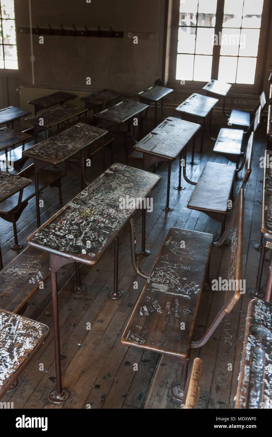Paris, 107 rue de la pompe, lycee Janson de Sailly, former classroom,  vintage decoration, wooden reading desks Stock Photo - Alamy, image size:866x1390