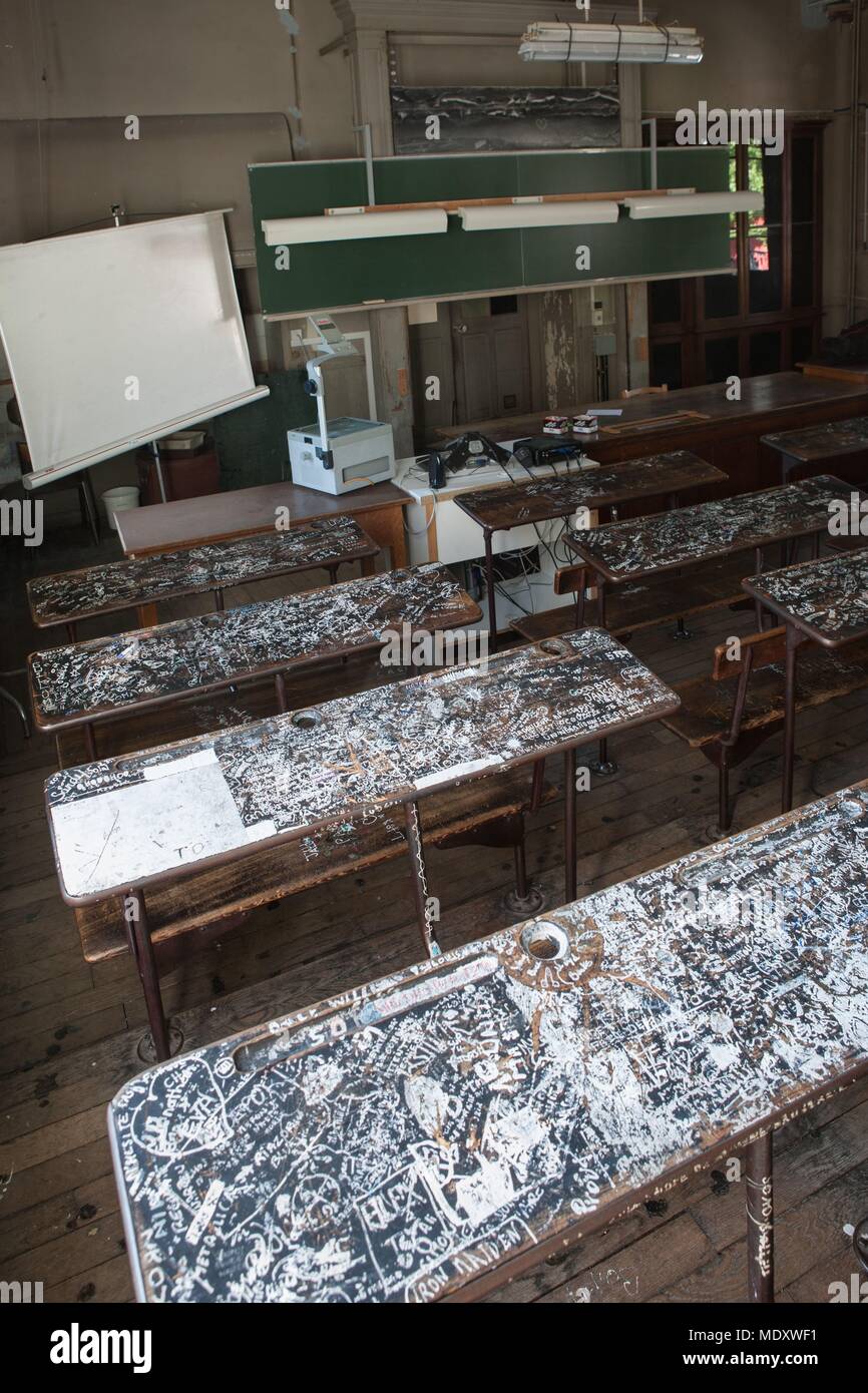 Paris, 107 rue de la pompe, lycee Janson de Sailly, former classroom,  vintage decoration, wooden reading desks Stock Photo - Alamy, image size:866x1390
