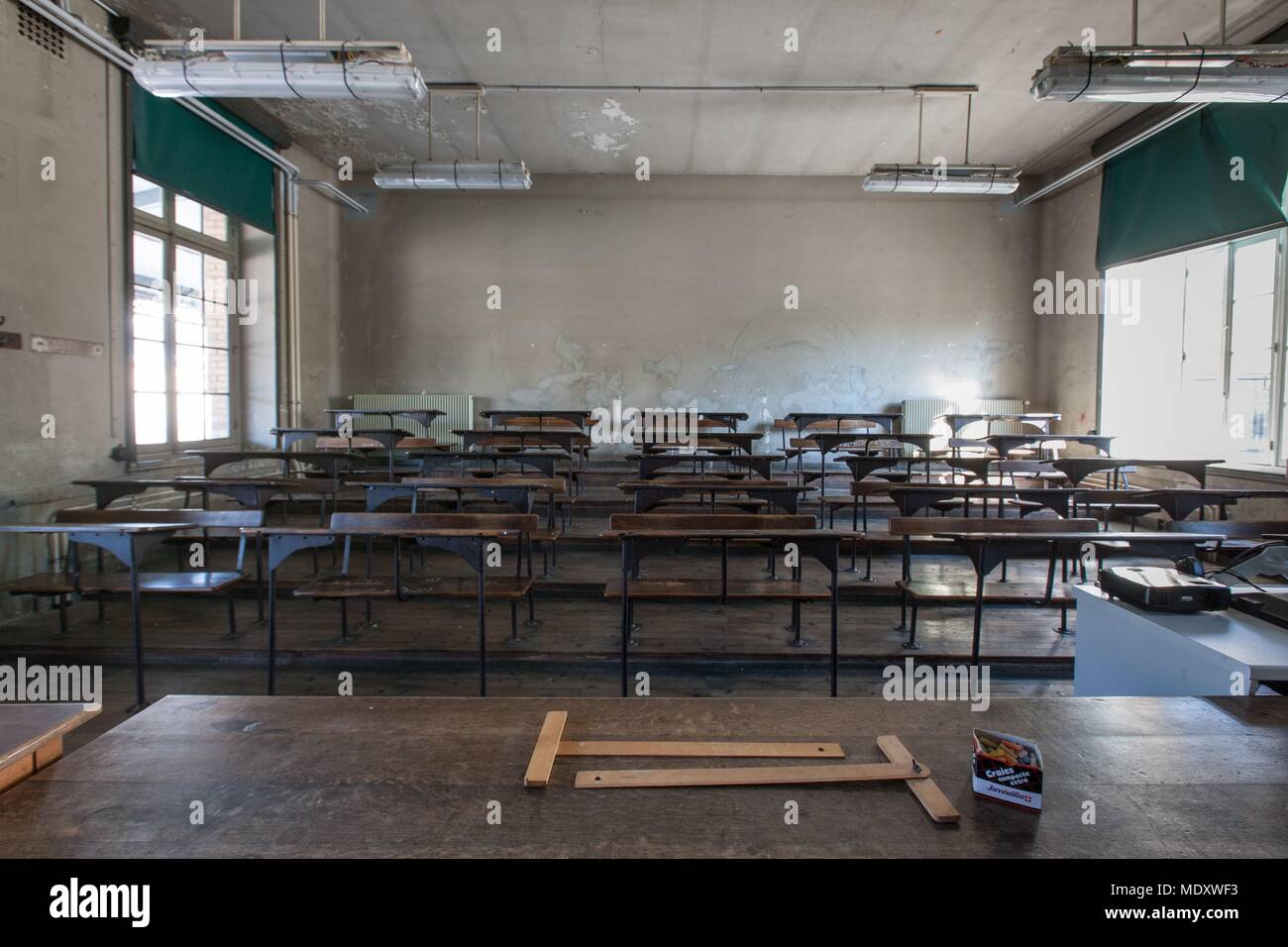 Lycée Janson De Sailly Photos De Classe Paris, 107 rue de la pompe, lycee Janson de Sailly, former classroom,  vintage decoration, wooden reading desks Stock Photo - Alamy