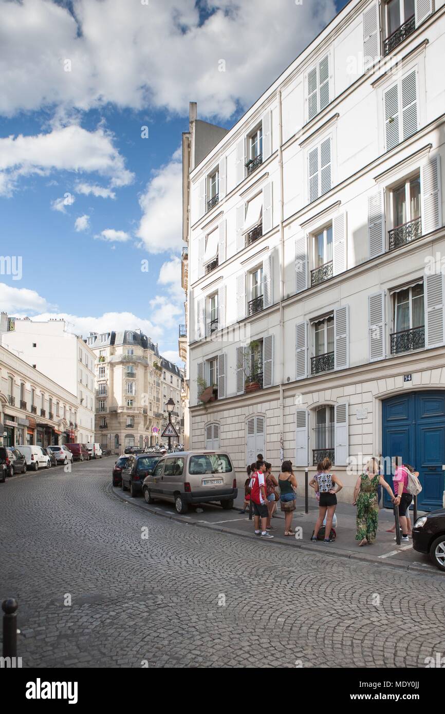 Paris, Montmartre, 54 rue lepic, building where lived vincent van gogh with  his brother Theo Stock Photo - Alamy