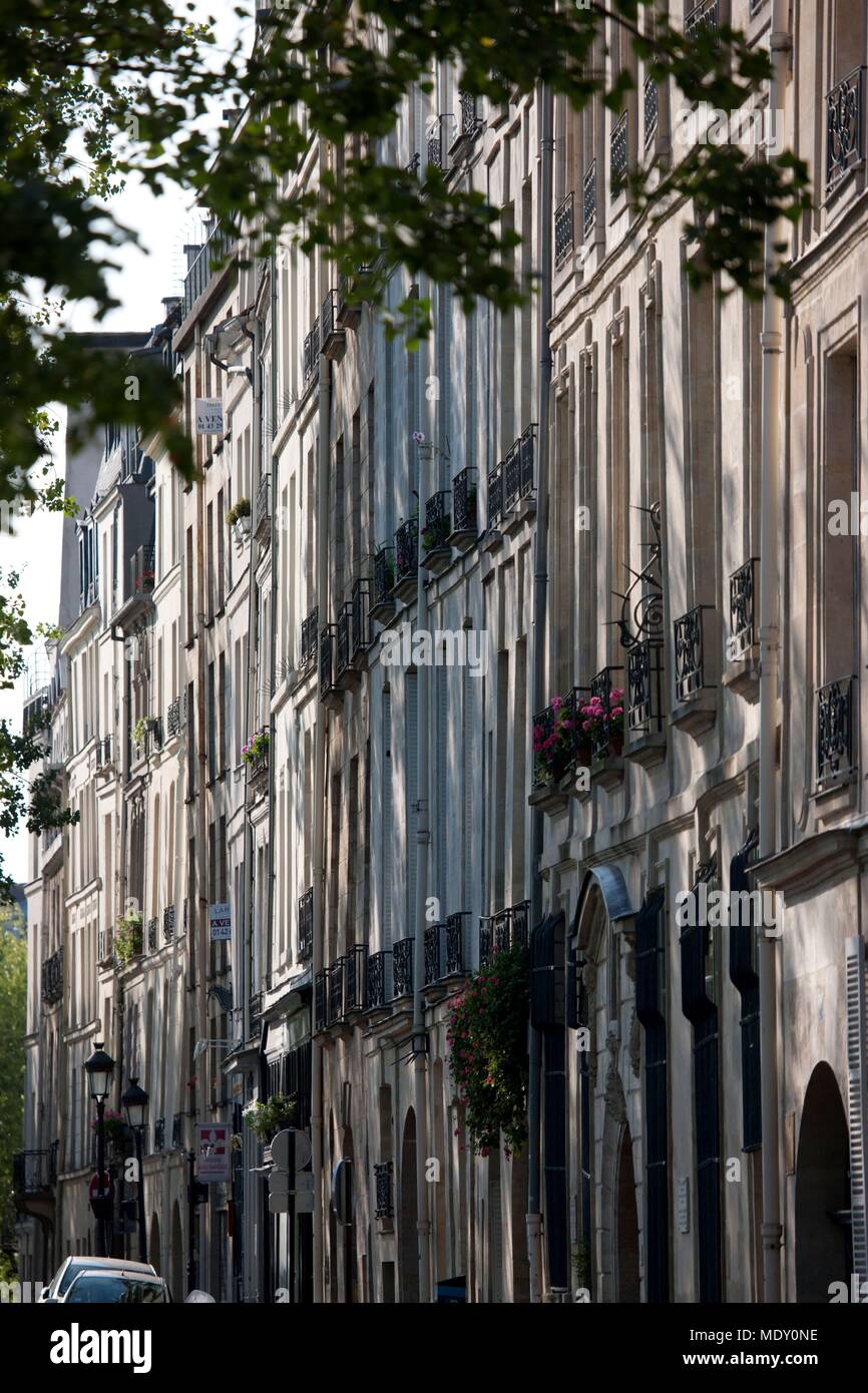 Paris, Île Saint Louis, Quai de Bourbon, facades Stock Photo Alamy