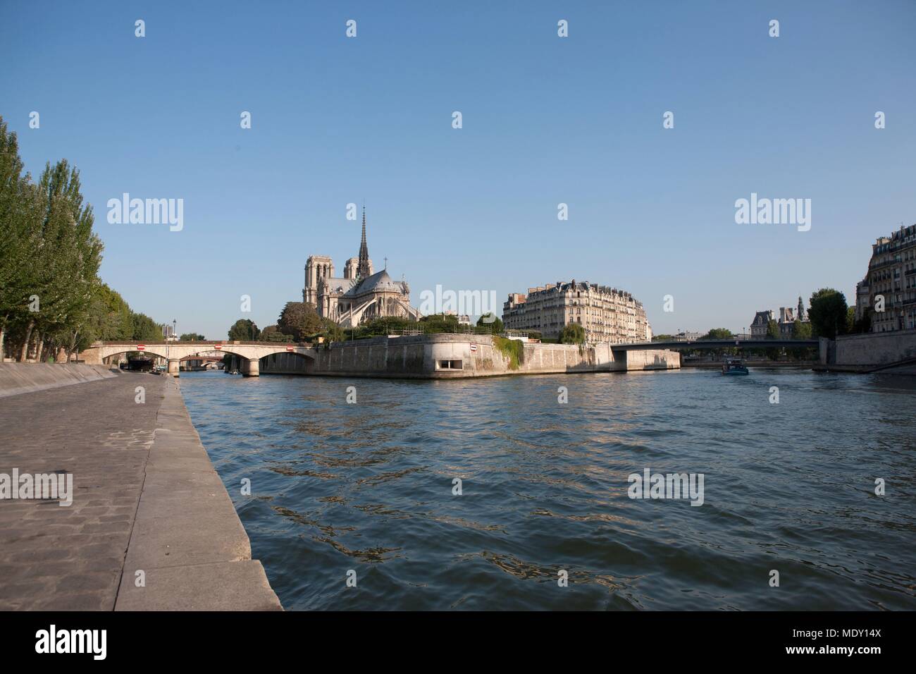 Paris Quai De La Tournelle Rive Gauche Facing The Chevet De Notre paris-quai-de-la-tournelle-rive-gauche-facing-the-chevet-de-notre