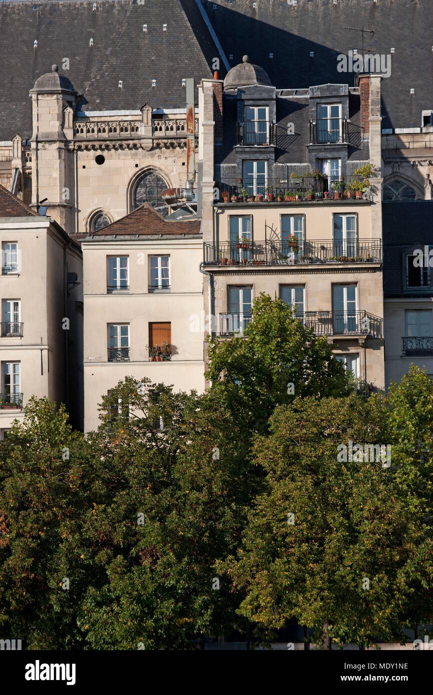 Paris, Île Saint Louis, view over the facades of the Quai de the Hotel