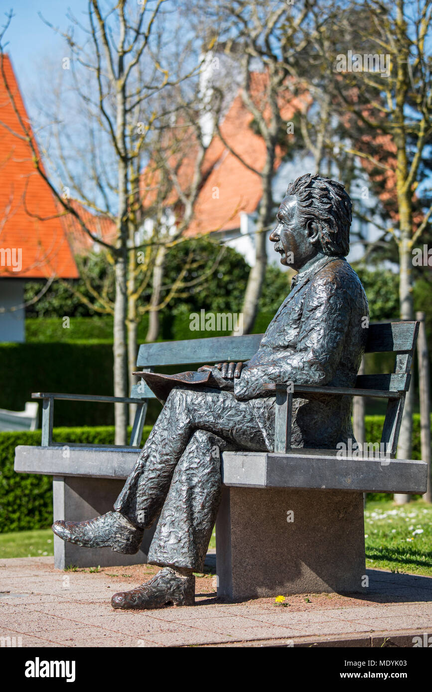Albert Einstein statue sitting on a park bench at the seaside resort De Haan / Le Coq, West Flanders, Belgium Stock Photo