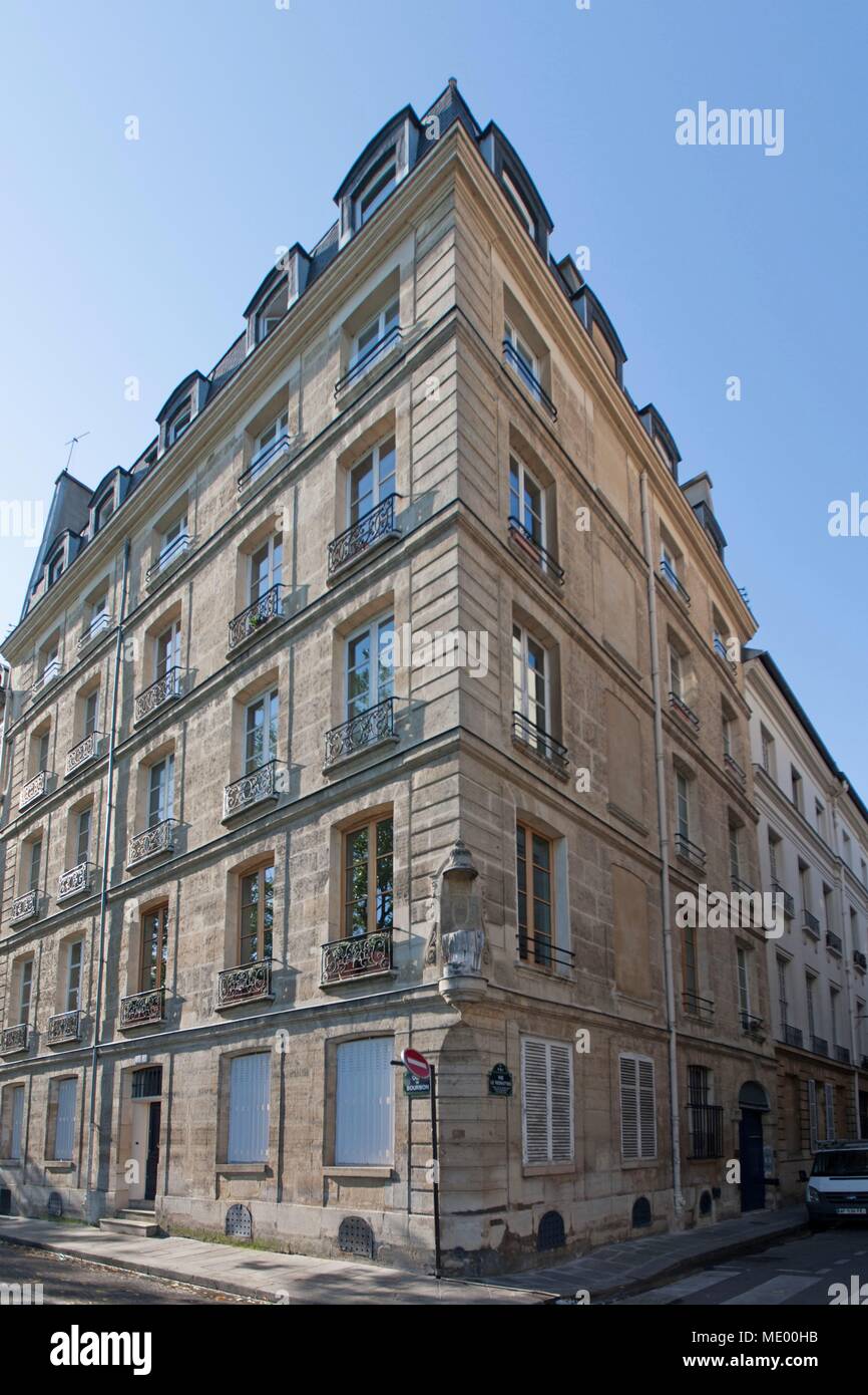 Paris, 4th arrondissement, Île Saint Louis, Quai de Bourbon, angle with