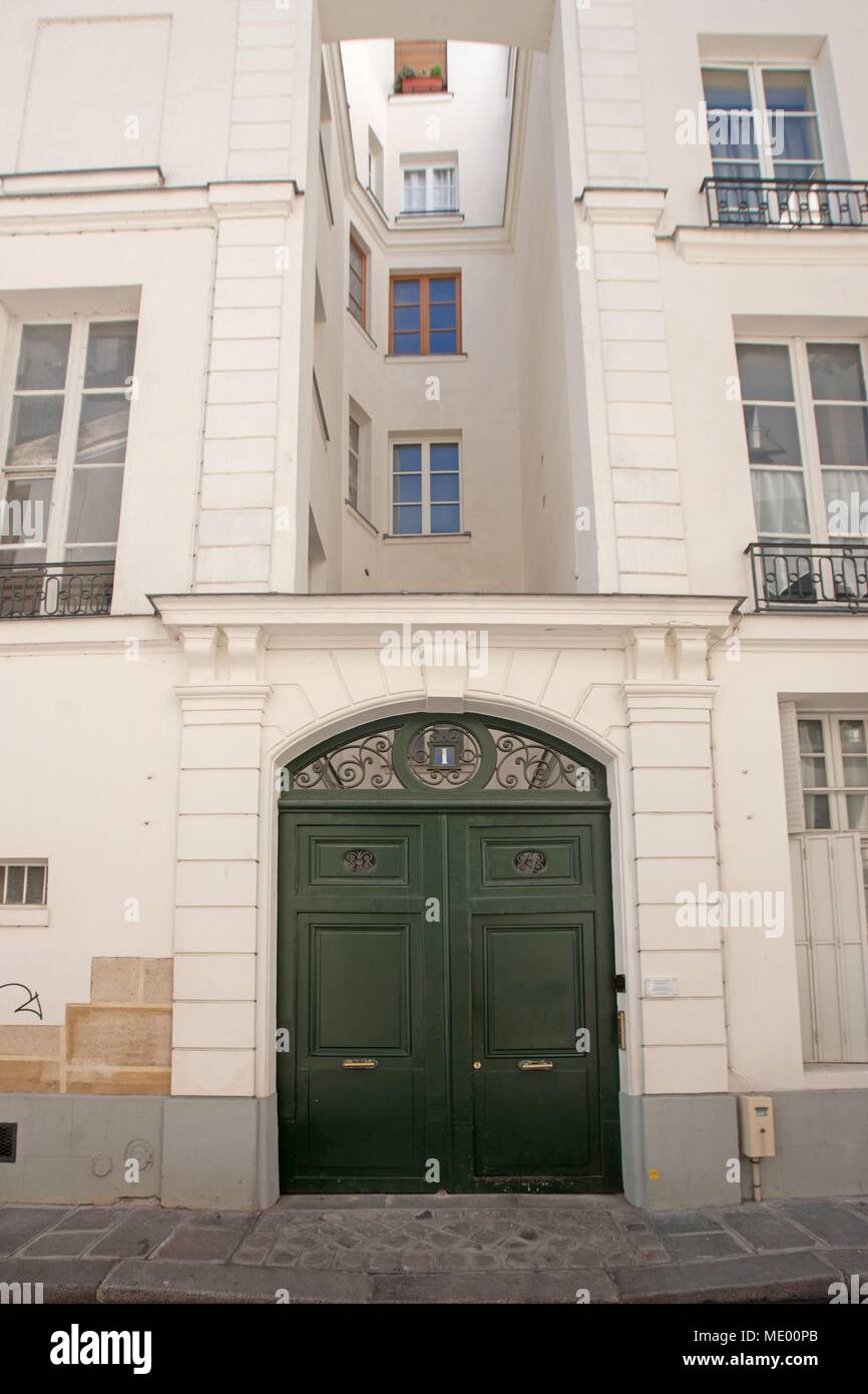 Paris, 4 arrondissement, Île Saint Louis, 1 rue Le Regrattier, Louis Aragon  lived here Stock Photo - Alamy