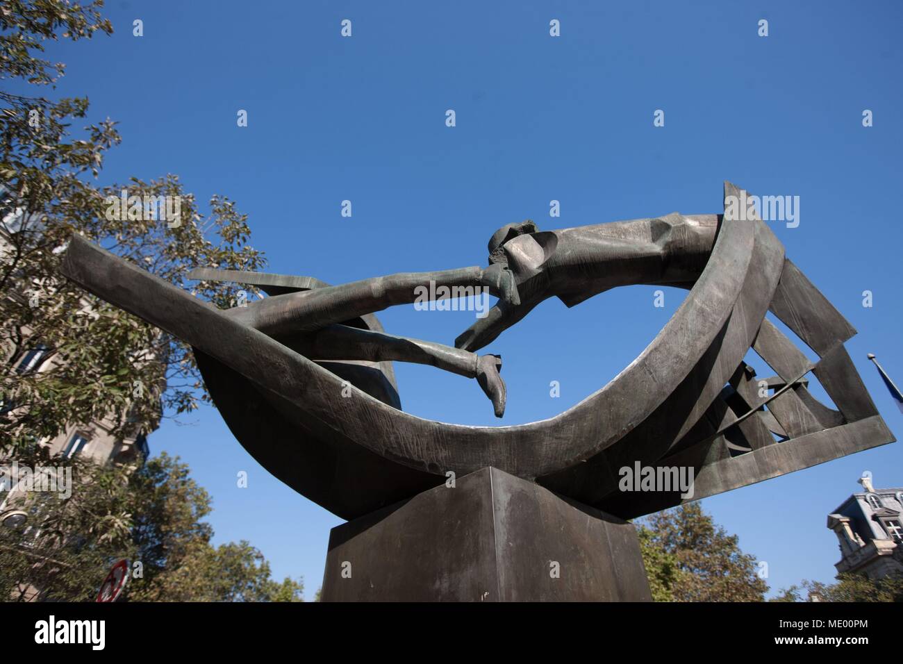 Paris, 4th arrondissement, rue de sully, place teilhard de chardin, L'Homme  aux Semelles de Vent, Rimbaud, sculpture of jean robert ipousteguy Stock  Photo - Alamy