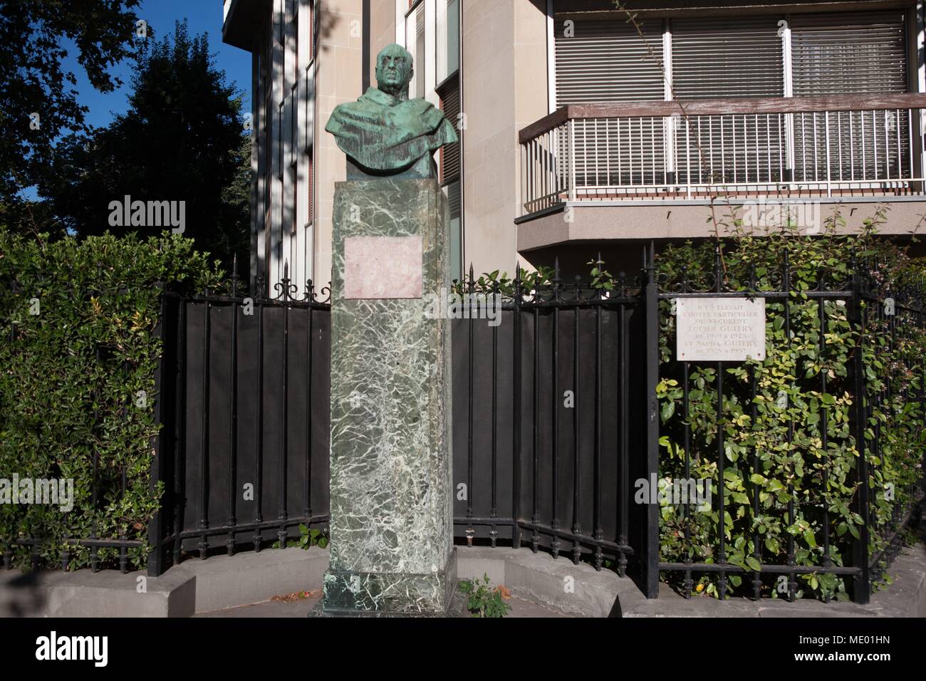 Paris, 7th arrondissement, 18 avenue Elysée-Reclus, statue of Lucien Guitry in front of the Hotel particulier where Sacha Guitry lived Stock Photo