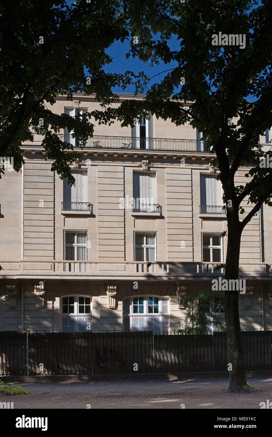 Paris, 7th arrondissement, 5  avenue charles floquet, building where lived paul morand viewed from the le champ de mars, Stock Photo