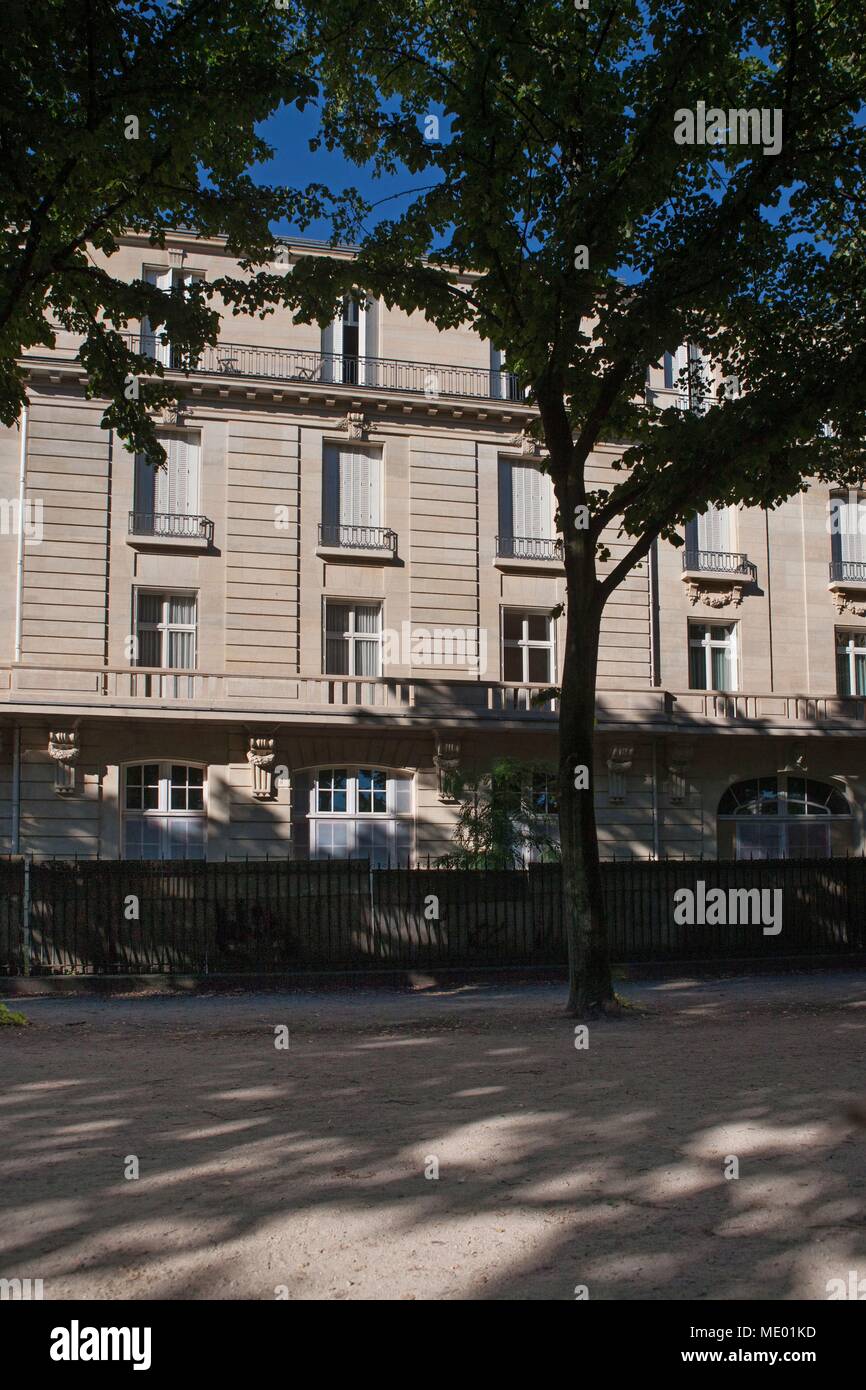 Paris, 7th arrondissement, 5  avenue charles floquet, building where lived paul morand viewed from the le champ de mars, Stock Photo