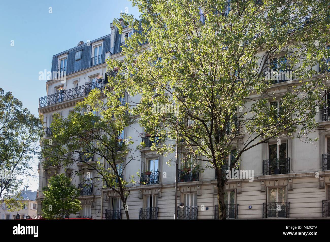 Paris, 18 th arrondissement, 3 rue Ordener, angle with the 35 rue marx dormoy, building where