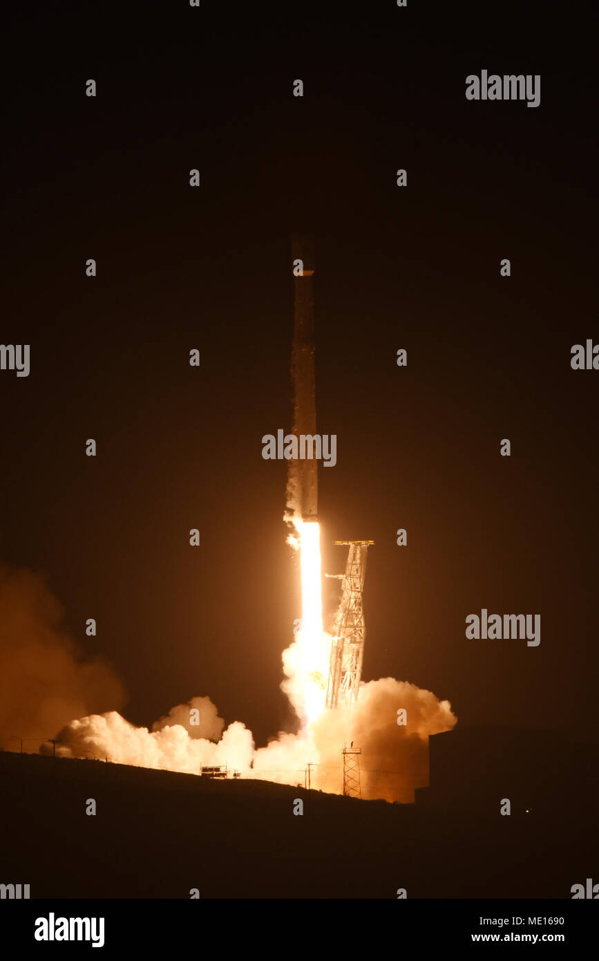 Team Vandenberg supported the successful launch of the fourth Iridium mission on a SpaceX Falcon 9 rocket from Space Launch Complex-4 here Friday, Dec. 22, at 5:27 p.m. PST. (U.S. Air Force photo by Tech. Sgt. Jim Araos/Released) Stock Photo