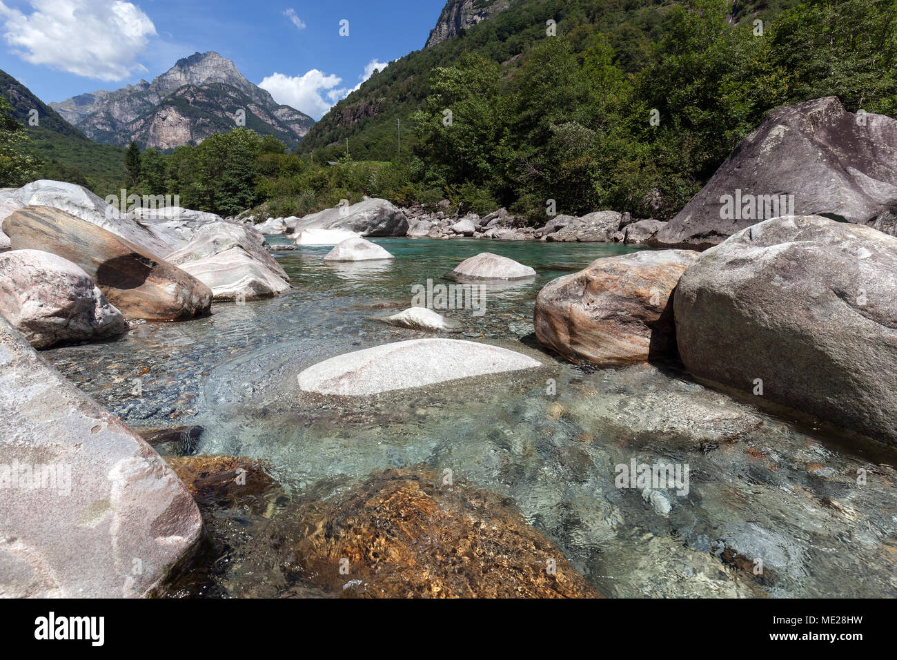 Large stones in the river Verzasca between Lavertezzo and Brione, Verzasca Valley, Valle Verzasca, Canton Ticino, Switzerland Stock Photo