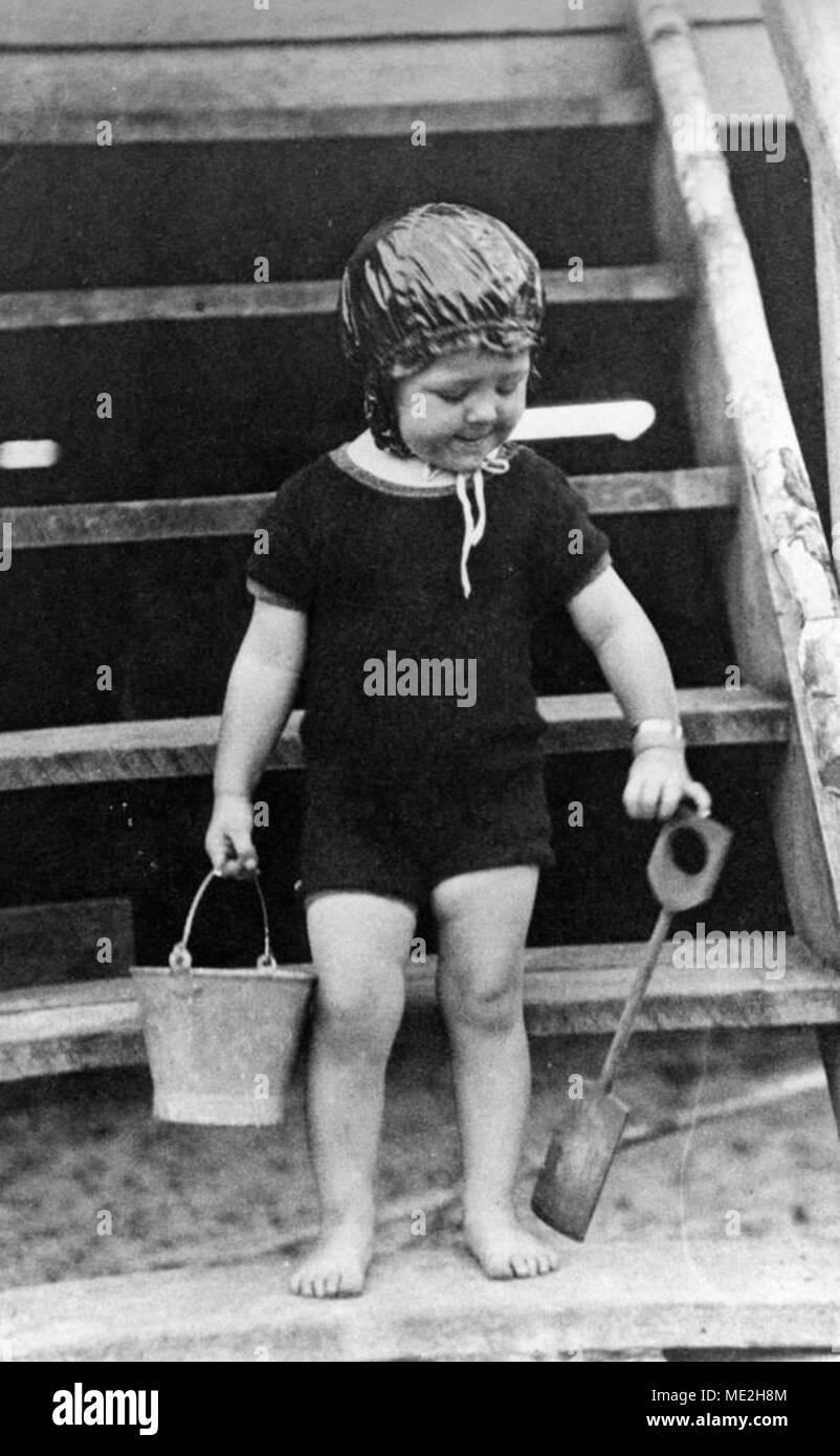 Vintage bucket and spade hires stock photography and images Alamy