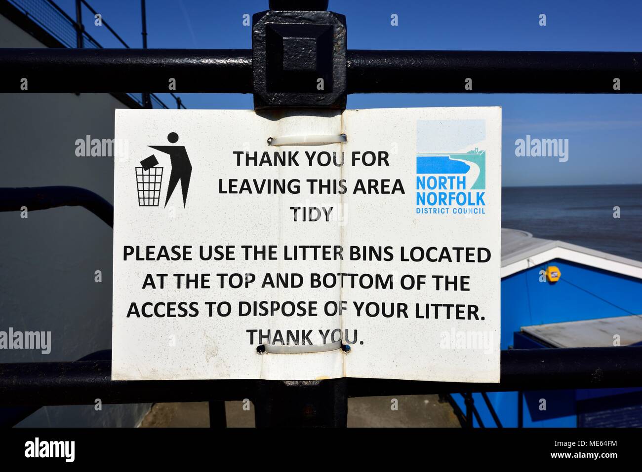 please use the litter bins dispose of your litter sign Stock Photo